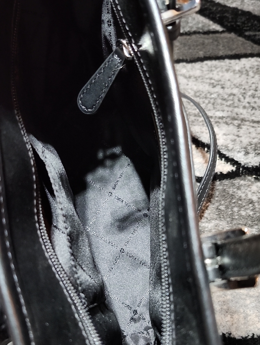 MICHAEL KORS NEW YORK CITY BLK & WHITE GRAFFITI LOGO PRINT XS MINI CROSSBODY BAG - Picture 12 of 16